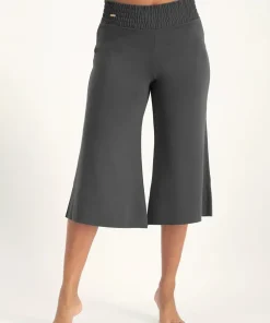 Urban Goddess Flow Capri Yoga Pants - Ash