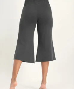 Urban Goddess Flow Capri Yoga Pants - Ash