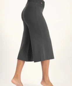 Urban Goddess Flow Capri Yoga Pants - Ash