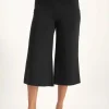 Urban Goddess Flow Capri Yoga Pants - Onyx Black